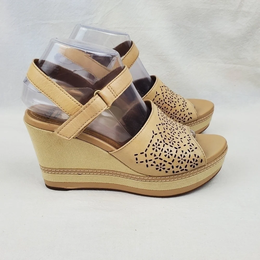 Clarks Collection cream/ tan leather wedge sandals size 8.5 M